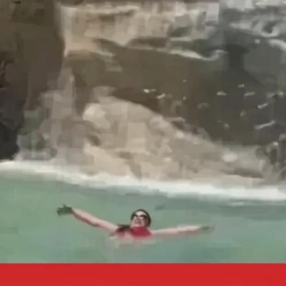 Turista entra na Fontana di Trevi para se refrescar em Roma