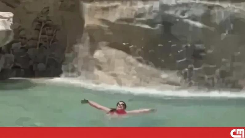 Turista entra na Fontana di Trevi para se refrescar em Roma