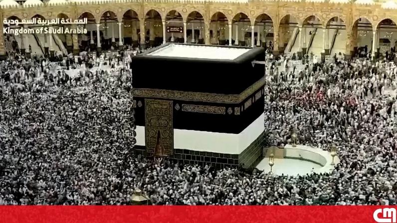Peregrinos muçulmanos concluem a Hajj com a última volta à Kaaba