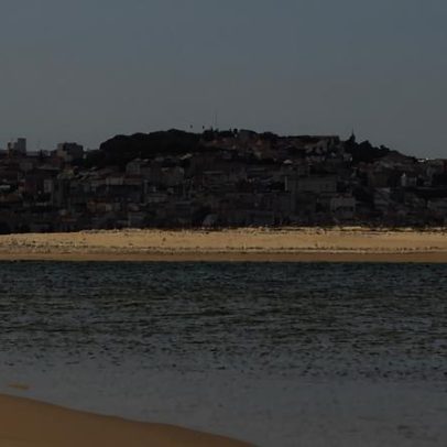 Homem morre na praia da Ponta dos Corvos, Seixal, corpo retirado da água
