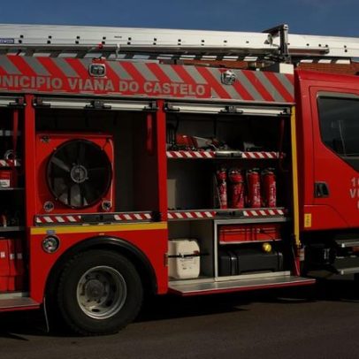 Camião despista-se e cai em talude na EN203 em Viana do Castelo