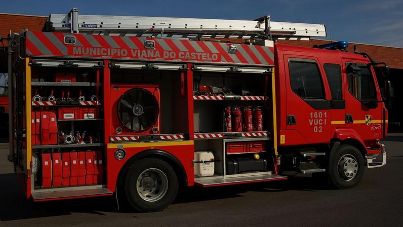 Camião despista-se e cai em talude na EN203 em Viana do Castelo