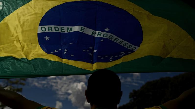 Flávio Bolsonaro cai seis pontos; Lula avança após mensagens vazadas