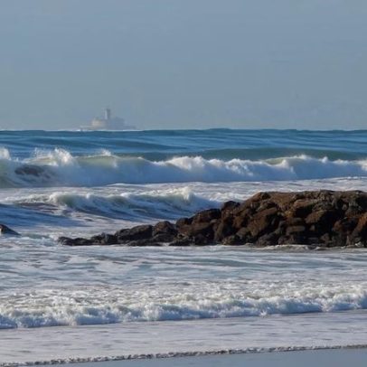 Praia do Dragão Vermelho, Costa da Caparica, interditada a banhos