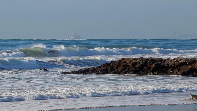 Praia do Dragão Vermelho, Costa da Caparica, interditada a banhos