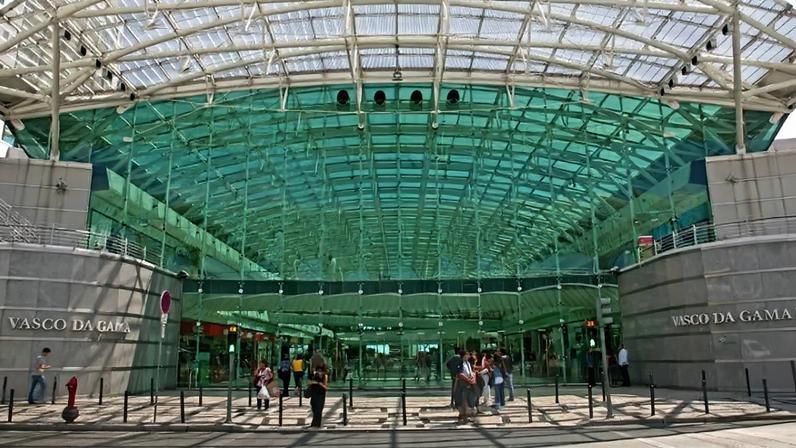 Incêndio atinge Burger King no centro comercial Vasco da Gama