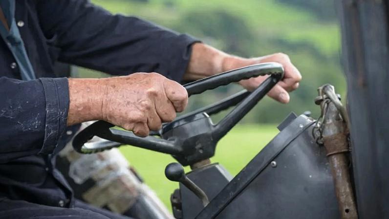 Homem de 69 anos morre em despiste de trator em Arronches