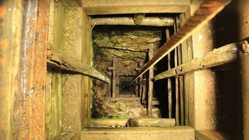 Operações de mineração ilegais são um fenómeno comum na Indonésia