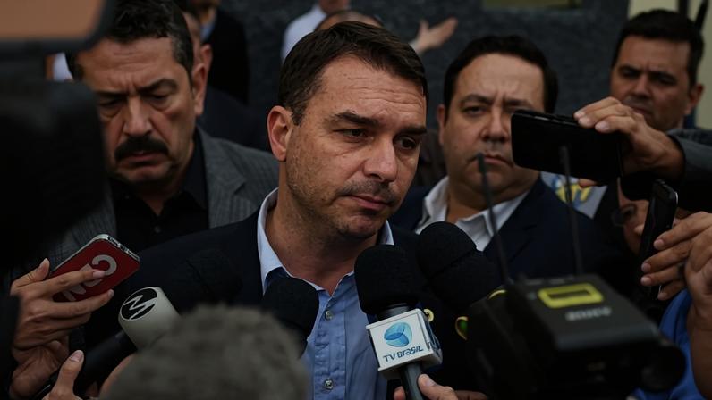 Filho de Bolsonaro viaja aos EUA em busca de foto com Trump para a candidatura