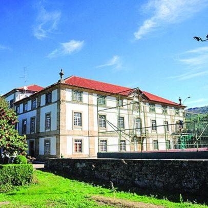 Recluso detido com droga e telemóvel, SIM e cabos USB escondidos ao regresso
