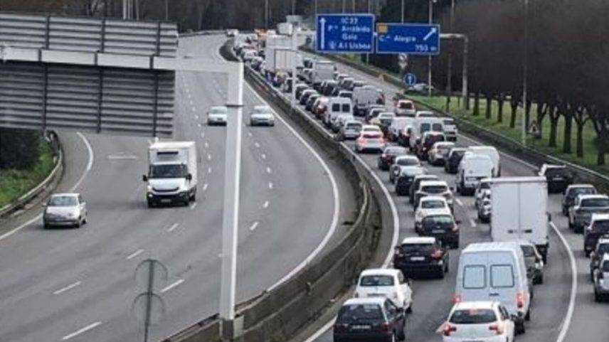 Filas de trânsito na VCI no Porto em horário de recolher obrigatório