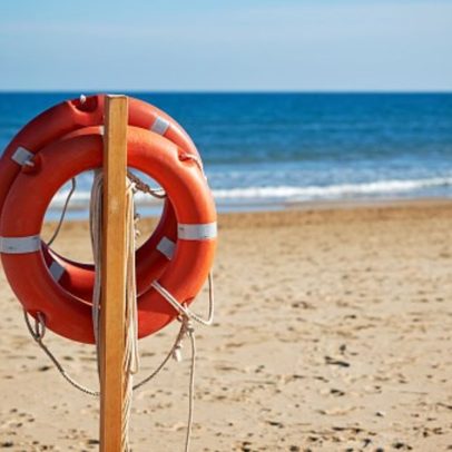 Homem de 19 anos resgatado com vida na praia da Baía, Espinho
