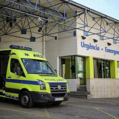 Vítima de acidente morre após quatro horas sem vigilância na urgência de Faro