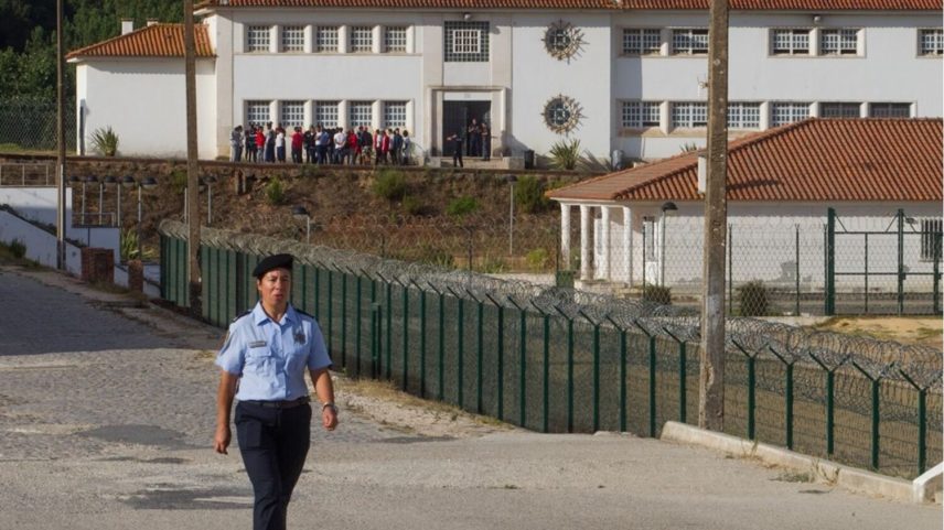 Esfaqueador da PSP agride dois guardas prisionais
