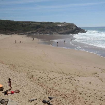 Estacionamento pago nas praias de Sintra entra em vigor