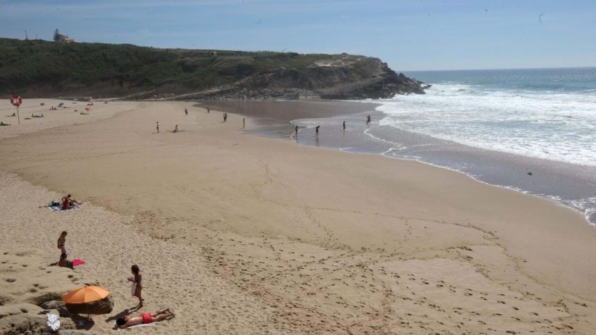 Estacionamento pago nas praias de Sintra entra em vigor