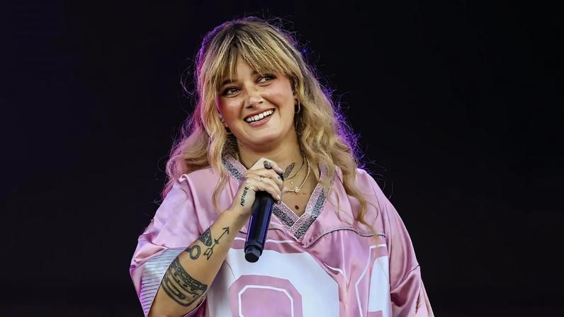 Carolina Deslandes expulsa de discoteca após reagir a toques indevidos de homens