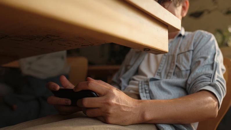 Crianças usam telemóveis e acedem a redes sociais