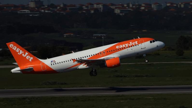 Prejuízos da Easyjet sobem 27% para 435,6 milhões de euros