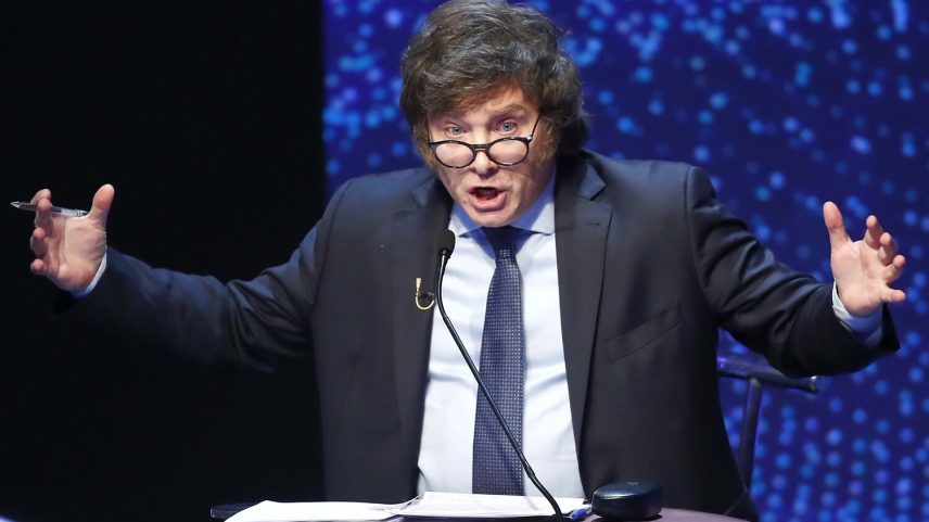 Javier Milei tem como principal palco a rede social X, onde amplifica mensagens contra jornalistas críticos à sua presidência.