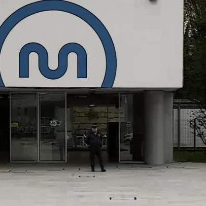 Vítima é agredida a pontapés por jovem na estação da Trindade