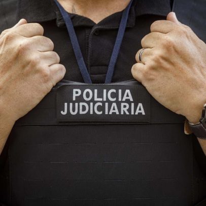 Dois jovens de 16 anos detidos por roubo com espingarda junto a escola em Sintra