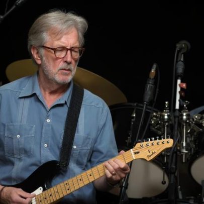Eric Clapton é atingido com disco em palco; concerto termina abruptamente