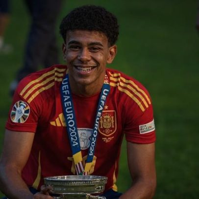 Lamine Yamal inicia romance com influenciadora espanhola em festa privada do Barça