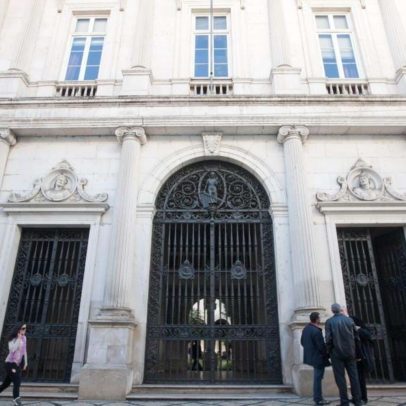 Homem é julgado em Coimbra por 49 crimes de burla em vendas no Facebook