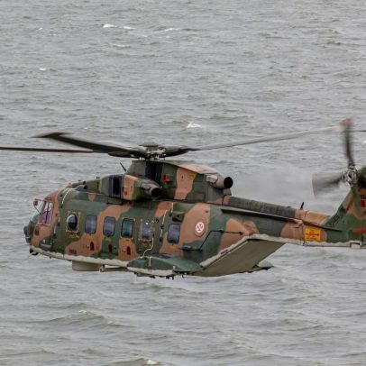 Dispositivo de combate a incêndios reforçado com dois helicópteros Black Hawk