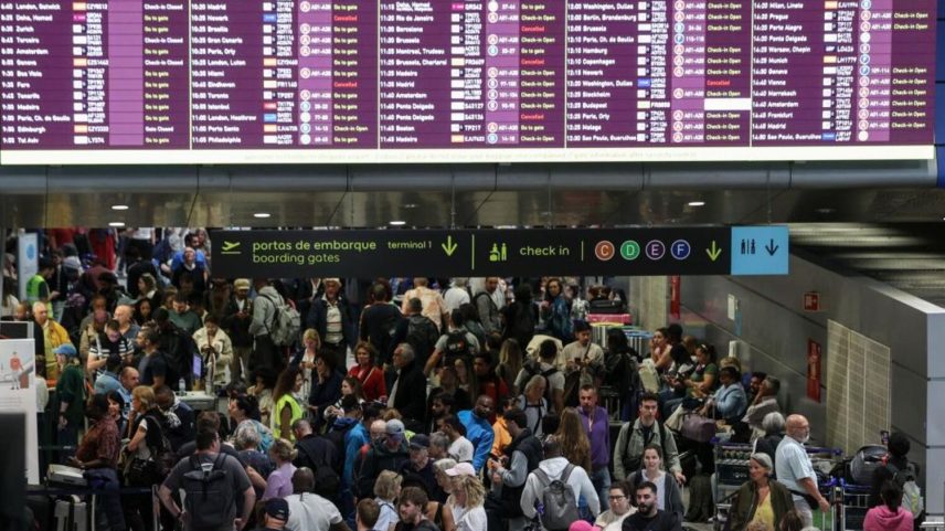 Filas no aeroporto de Lisboa