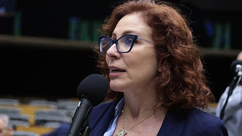 Carla Zambelli invadiu o sistema informático do Conselho Nacional de Justiça brasileiro e perseguiu de arma na mão um jornalista negro nas ruas de São Paulo.