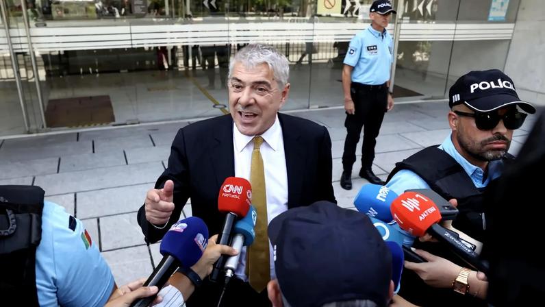 Advogado compra 784 exemplares de livros de Sócrates por ordem de Santos Silva