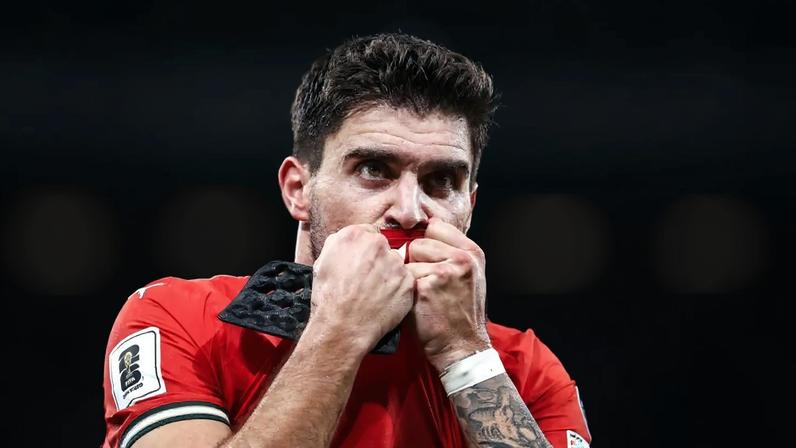 Rúben Neves beija o número 21