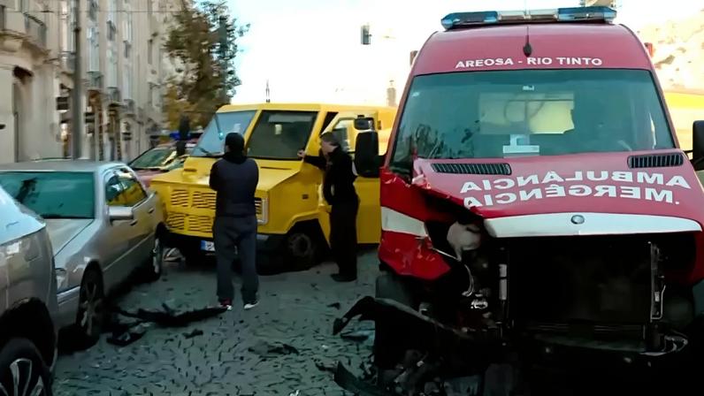 Cinco feridos em colisão entre carro e ambulância em Salvaterra de Magos