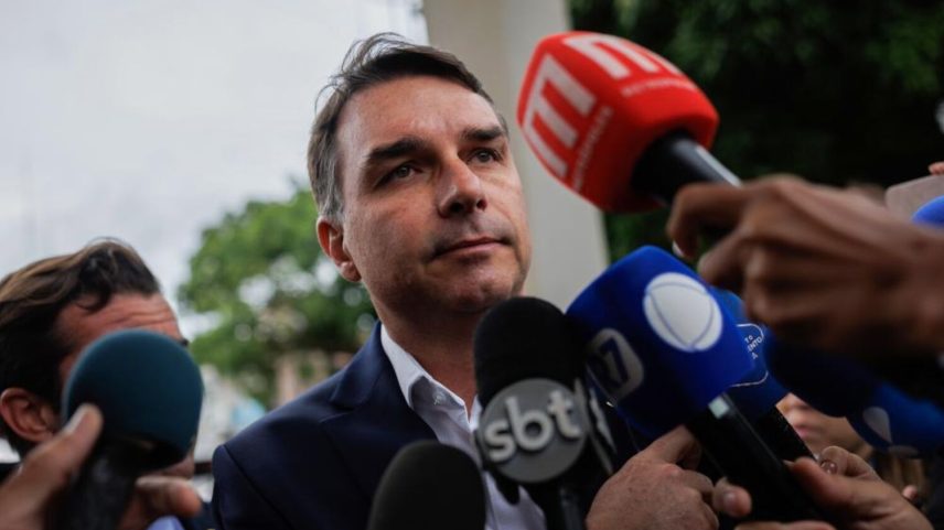 Fuga de mensagens abala campanha presidencial do filho de Bolsonaro