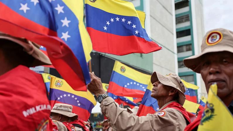 Militares venezuelanos protestam em Caracas após tensões políticas e explosões