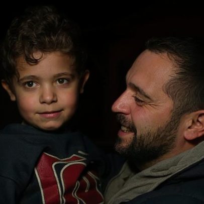 Imigrante enganou milhares com fraude para menino de 9 anos com doença rara