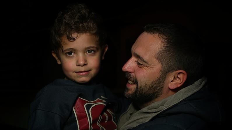 Imigrante enganou milhares com fraude para menino de 9 anos com doença rara