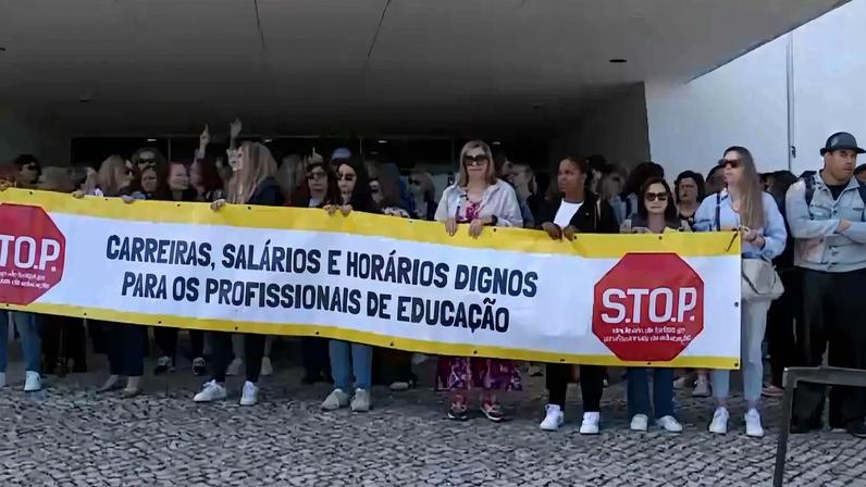 Profissionais de educação do Seixal protestam em Lisboa pela remoção de amianto