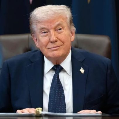 Trump acusa a UE de violar o acordo e aumenta tarifas para 25% sobre automóveis e camiões