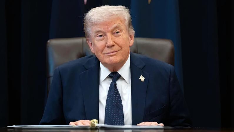 Trump acusa a UE de violar o acordo e aumenta tarifas para 25% sobre automóveis e camiões