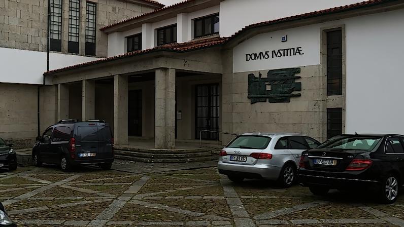 Tribunal de Valença aplicou a prisão domiciliária a mulher que atacou outra à facada