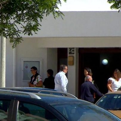 Familiares e amigos prestam último adeus a gestor assassinado no Algarve