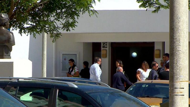 Familiares e amigos prestam último adeus a gestor assassinado no Algarve