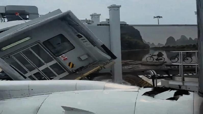 Avião da China Eastern colide com ponte de embarque no aeroporto de Xangai
