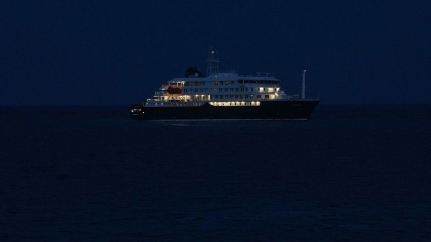 Cruzeiro Hondius deixa Cabo Verde após surto de hantavírus, segue para Tenerife