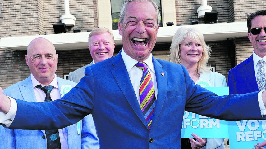 Nigel Farage, líder do Partido Reformista, visita Câmara Municipal de Havering, nos arredores de Londres