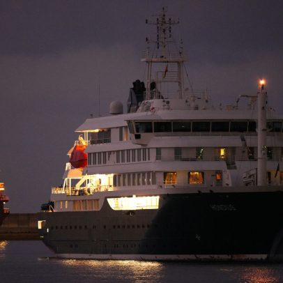 MV Hondius entra no porto de Granadilla, Tenerife