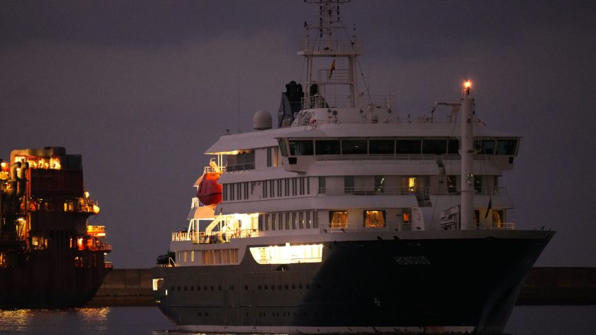 Cruxeiro MV Hondius dá entrada no porto de Granadilla, em Tenerife